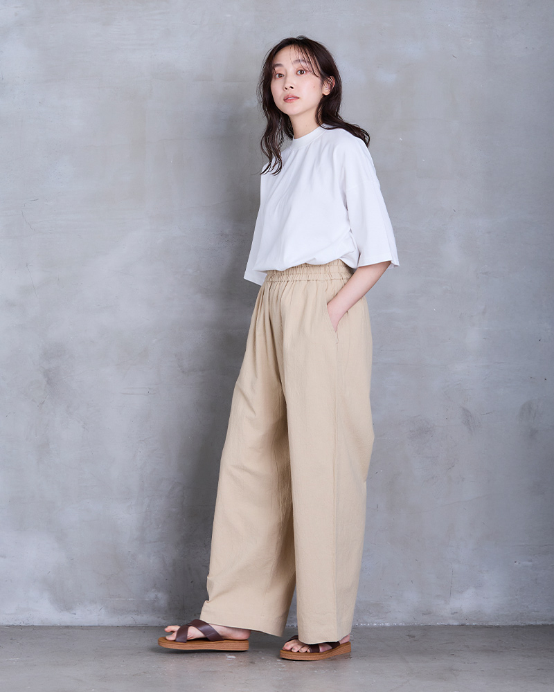 COMFYシリーズベージュパンツコーディネート